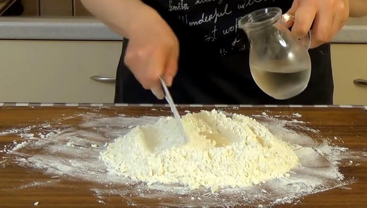 A little while adding ice water with vinegar to flour and butter, we collect the dough with a knife.