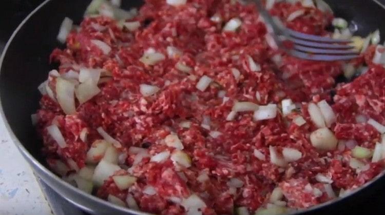 Spread the minced meat to fry in a pan.