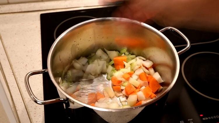 Pour faire cuire la soupe de goberge, cuire les légumes