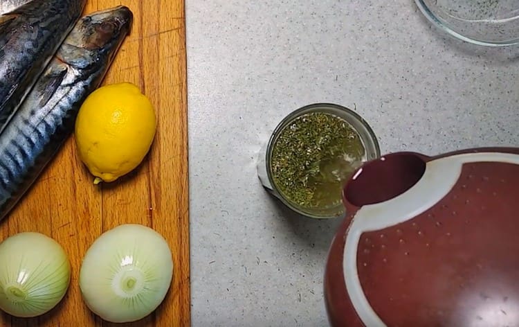 Pour boiling water over the spices and mix.