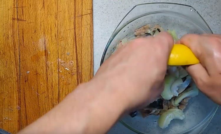 Presser le jus de citron avec du poisson et des oignons.