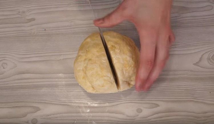 Diviser la pâte en deux.