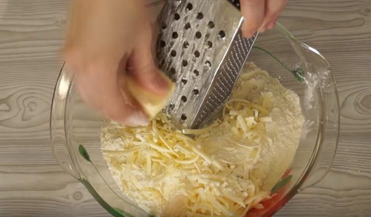 Nous frottons le beurre froid directement dans la farine sur une râpe.