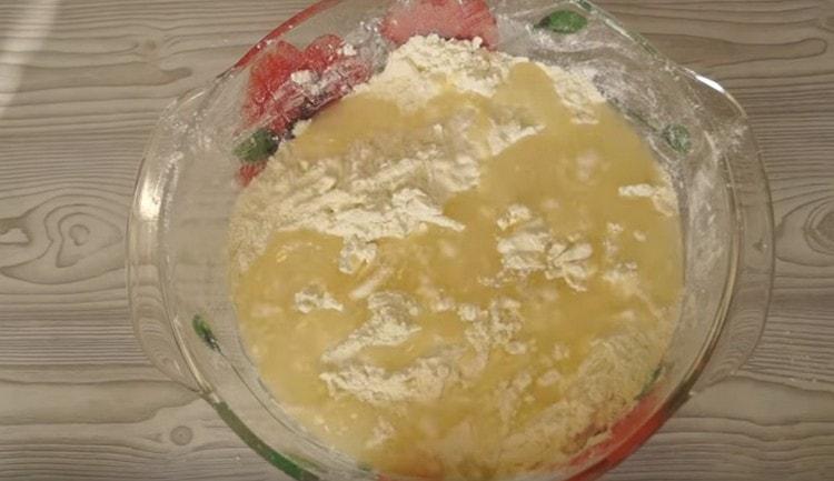 Après avoir mélangé la farine et le beurre, ajoutez de l’eau froide à ce mélange.
