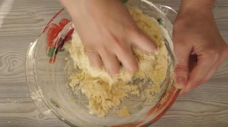 Pétrir la pâte rapidement.