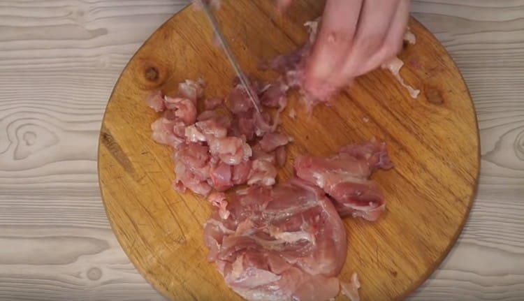 Couper la viande avec le gras des cuisses de poulet.