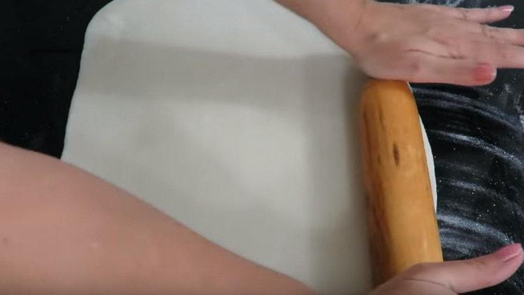 Étalez délicatement la pâte avec un rouleau à pâtisserie.