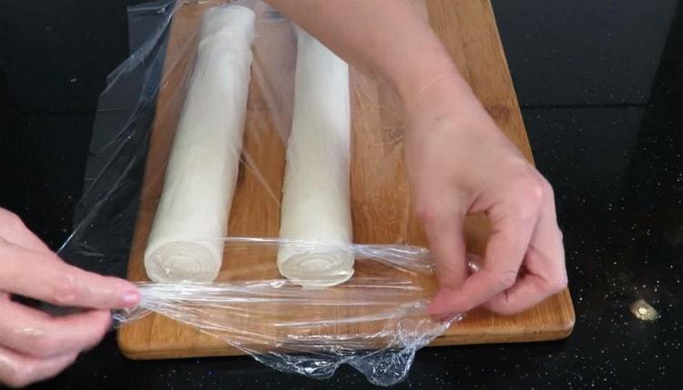 Cubrimos los rollos con film transparente y los metemos en el refrigerador.