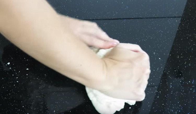 For about ten minutes, knead the dough on the work surface.