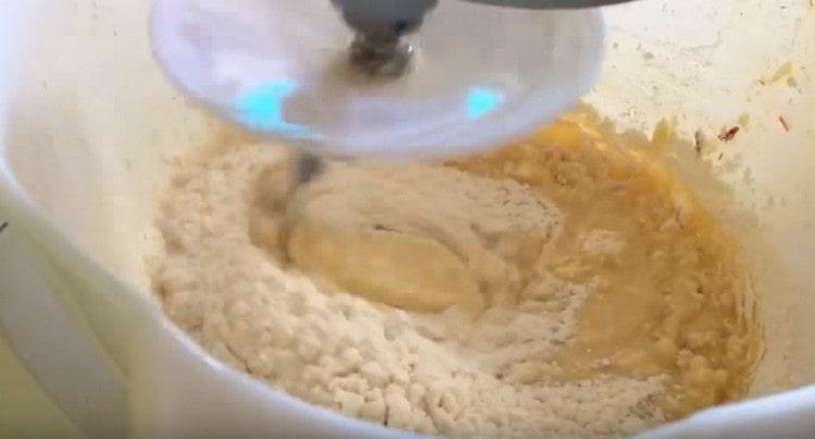 Ajouter la farine et mélanger la pâte.