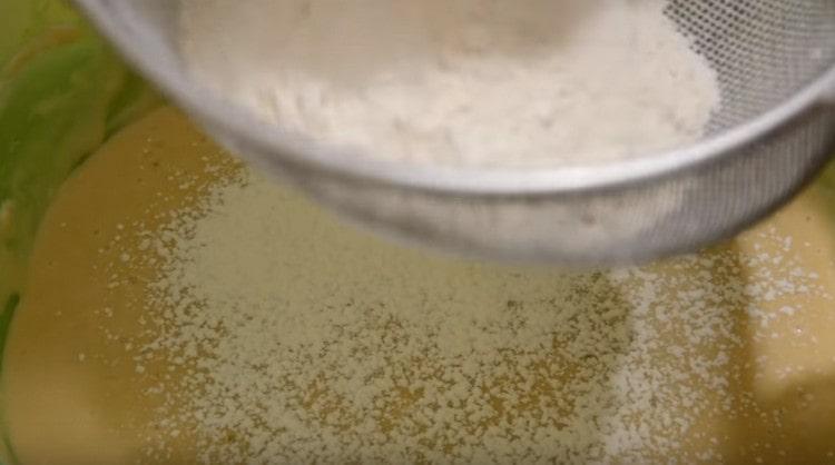 Tamiser la farine dans une pâte.