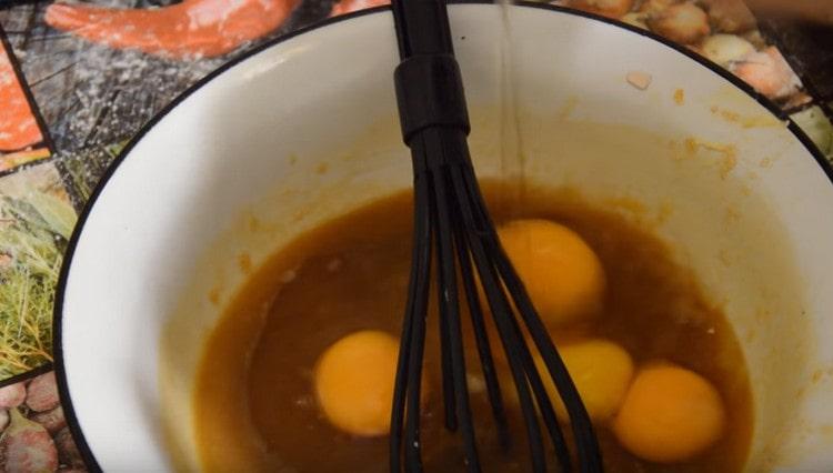 Agrega los huevos también.