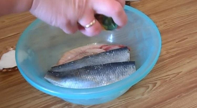 Sal y pimienta el pescado a su gusto.
