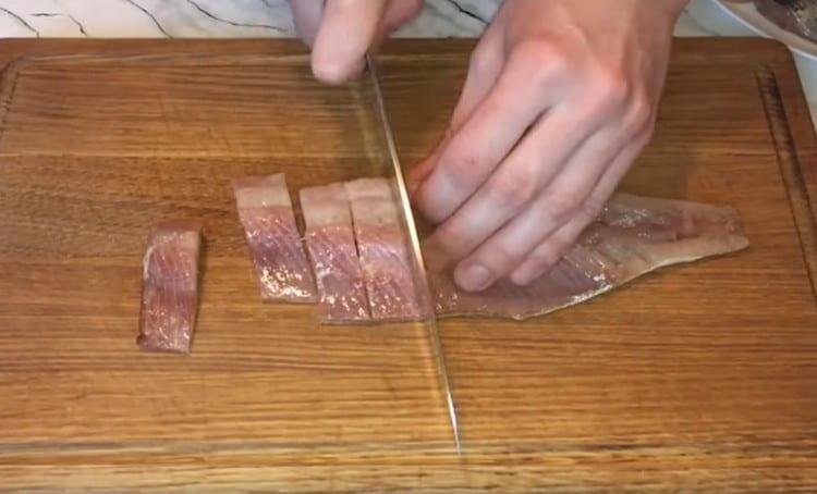 Couper le filet de hareng en morceaux.