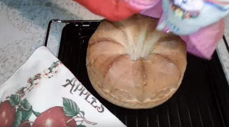 Nakon pečenja pažljivo izvadite oblik iz kruha.
