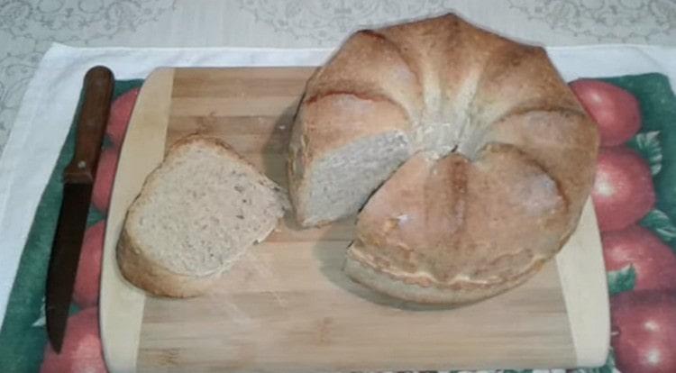 Le pain gris fait maison est très savoureux.