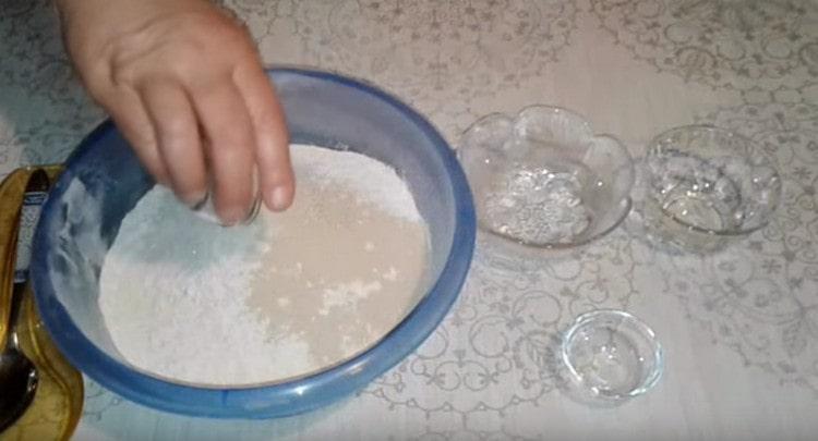 Ajouter le sel, le sucre et la levure à la farine.