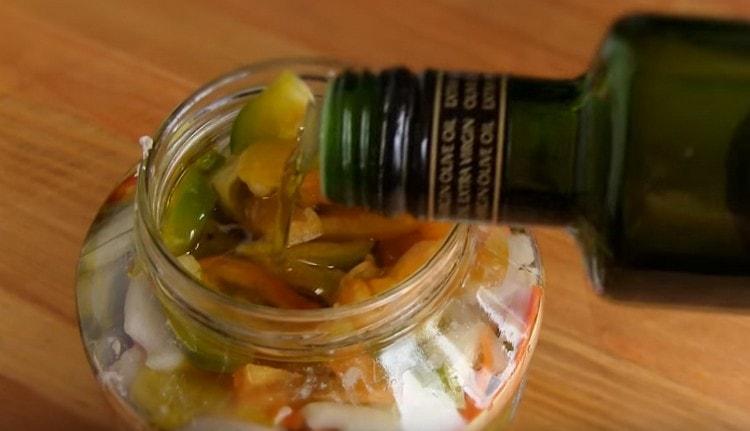 Putting all the products in layers, add vegetable oil to the jar.