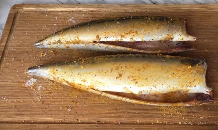 Rub the fish with salt, pepper, spices for fish.