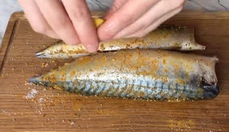 Sprinkle mackerel with lemon juice.