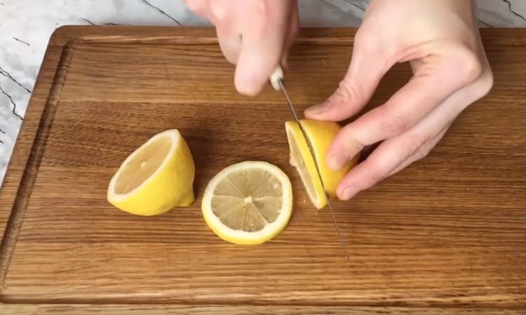 Cut the lemon into circles.