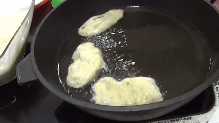 Cada trozo de pescado se sumerge en la masa y se pone a freír en aceite.