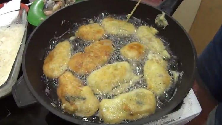 Fry fish on both sides.