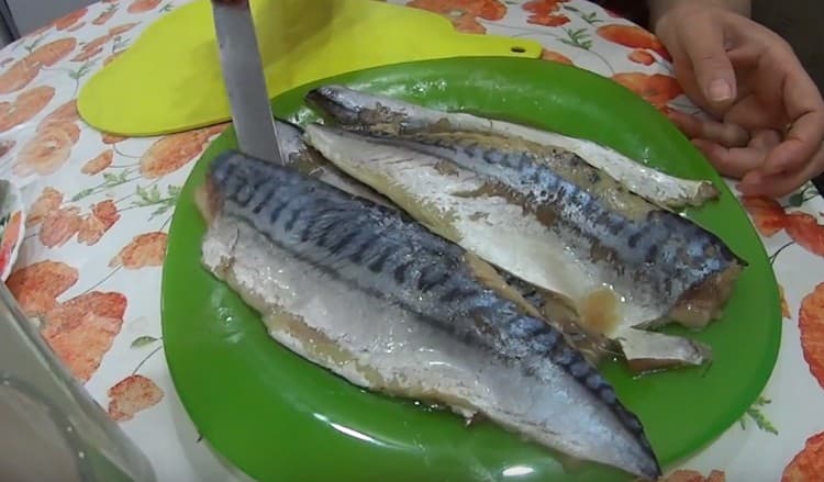 Ginawa namin ang mackerel, linisin at hatiin ng fillet.