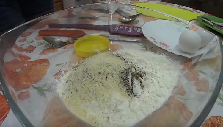 Da biste napravili tijesto, pomiješajte brašno sa začinima.