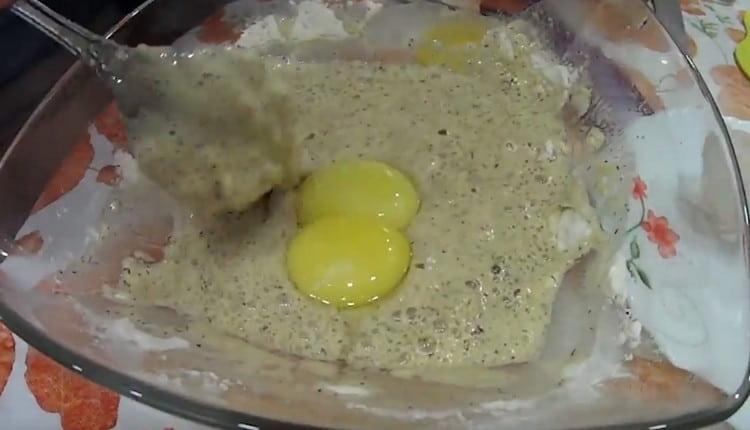 Ipinakilala rin namin ang dalawang yolks sa batter.