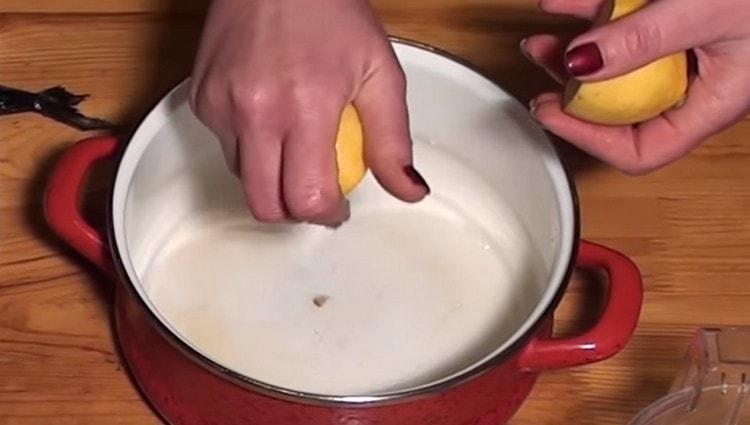 Presser le jus d'un citron dans une casserole.