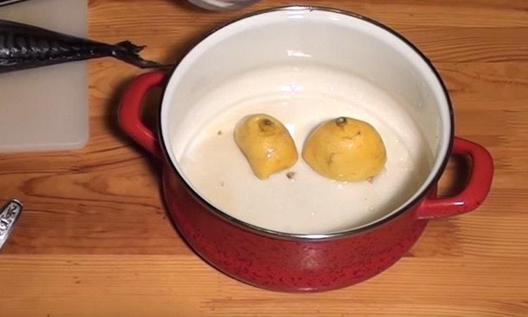 The remaining lemon is also put in this pan.