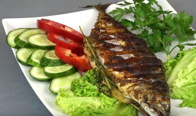 Grilled mackerel goes well with fresh vegetables.
