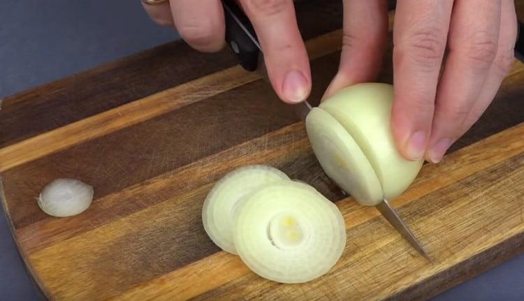 Cut the onion into rings.
