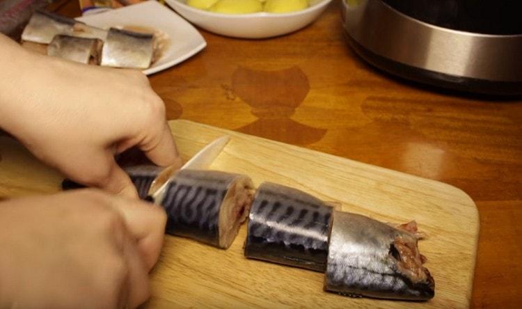 We clean the mackerel and cut it into portions.