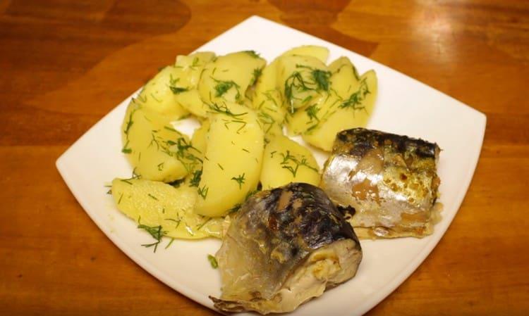 Steamed mackerel cooked with potatoes, this is a delicious full-fledged dish.