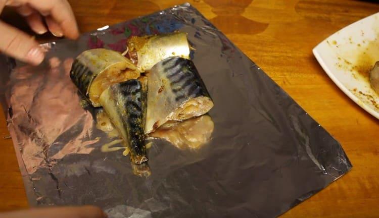 We spread the pieces of mackerel on the foil.