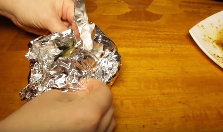 Envuelva el papel de aluminio, dejando un pequeño orificio para que salga el vapor.