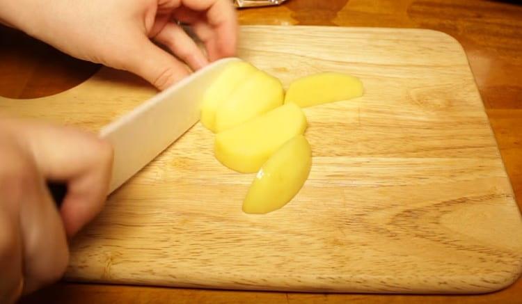 Peel the potatoes and cut them into slices.