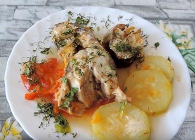 Tender and juicy mackerel with vegetables: cooked according to the recipe with a photo.