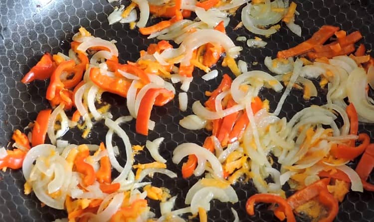 First, fry onions, carrots and peppers in a pan.