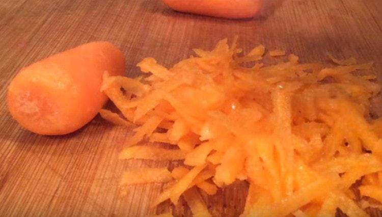 Râpez les carottes.