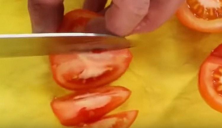 La tomate peut être coupée en tranches.