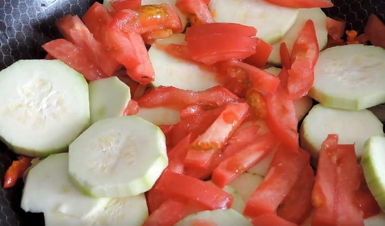 Agregue el calabacín con tomates a la sartén.