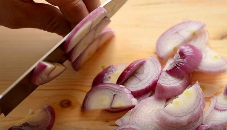 Cut the onion into half rings.