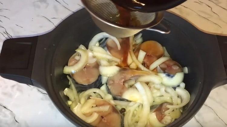 Arrosez le poisson avec des oignons avec de l'huile végétale et du thé noir.