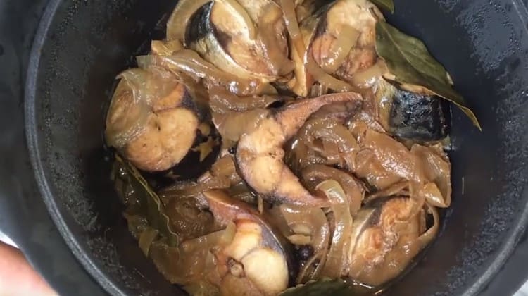 Mackerel stewed according to this recipe will taste like canned food.