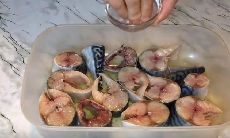 put slices of mackerel into a deep bowl and salt.