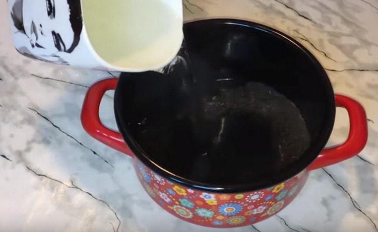 En una cacerola, prepara té negro.