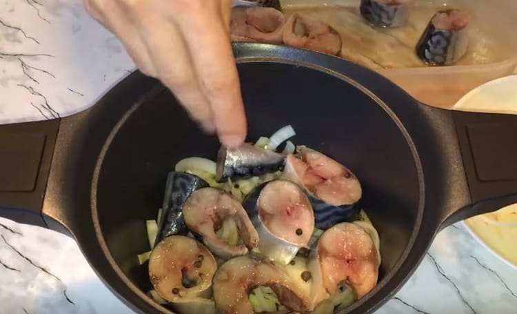 Saupoudrer le poisson de poivre.